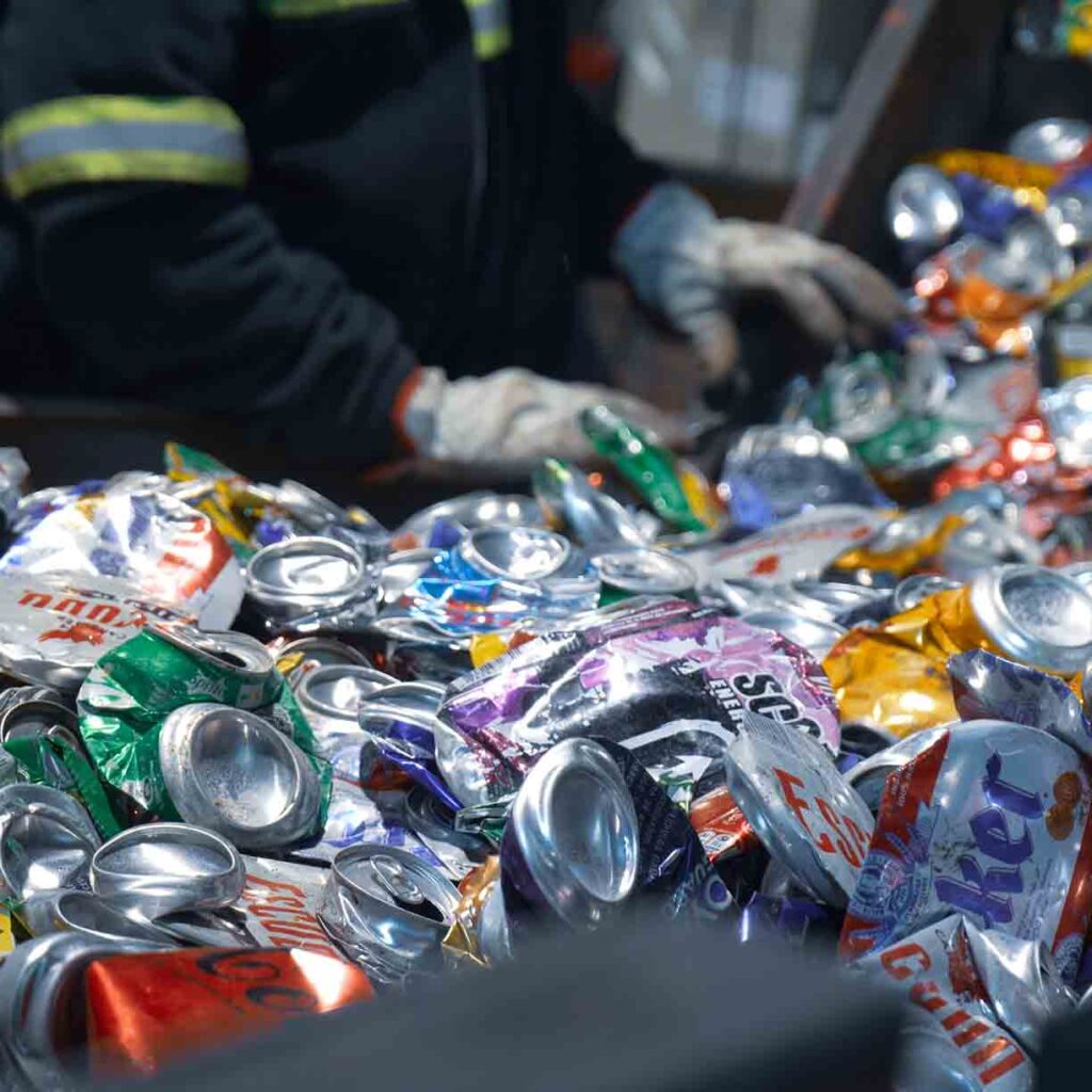trabajador de Norte verde seleccionado el material reciclado