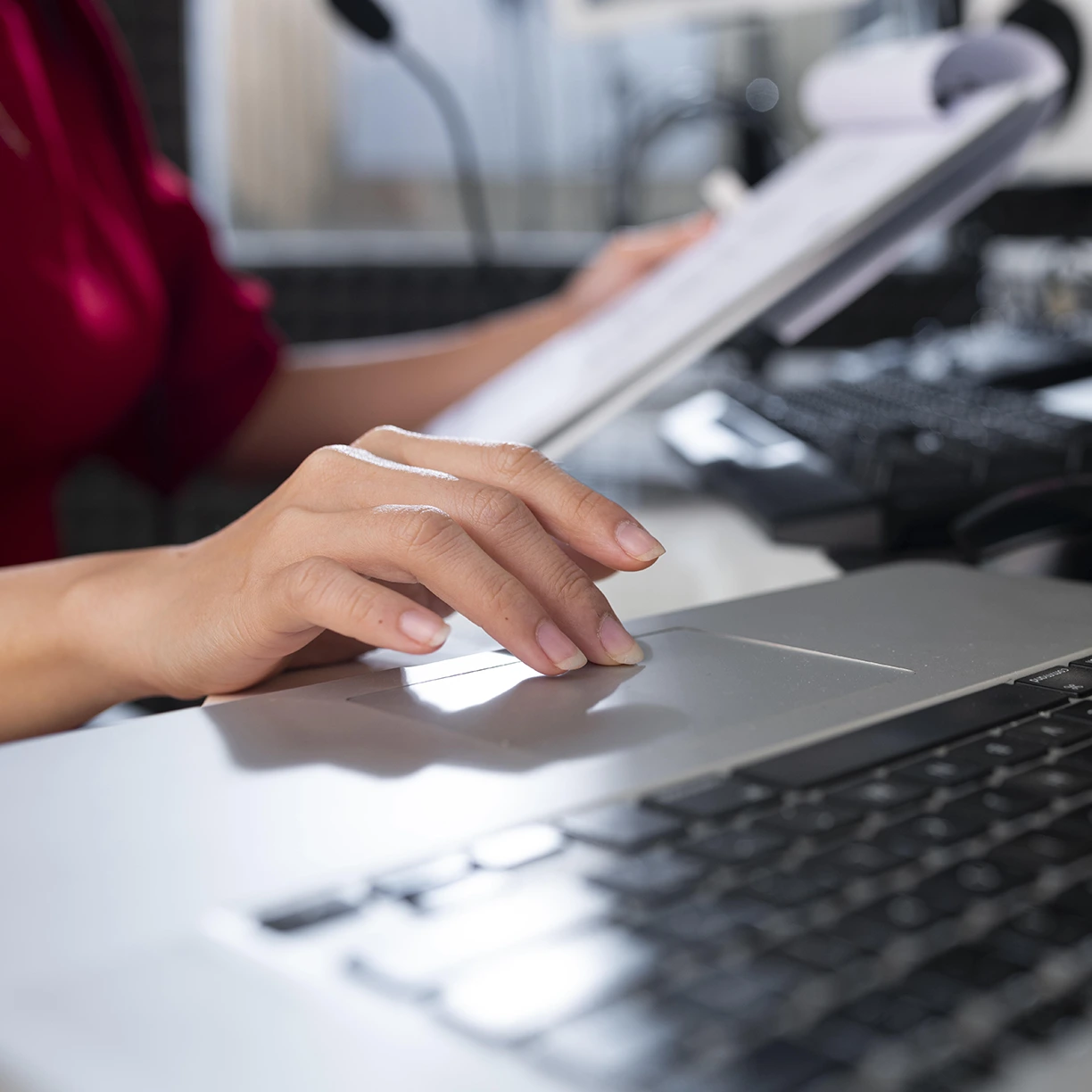 Persona gestionando en un computador una firma electrónica